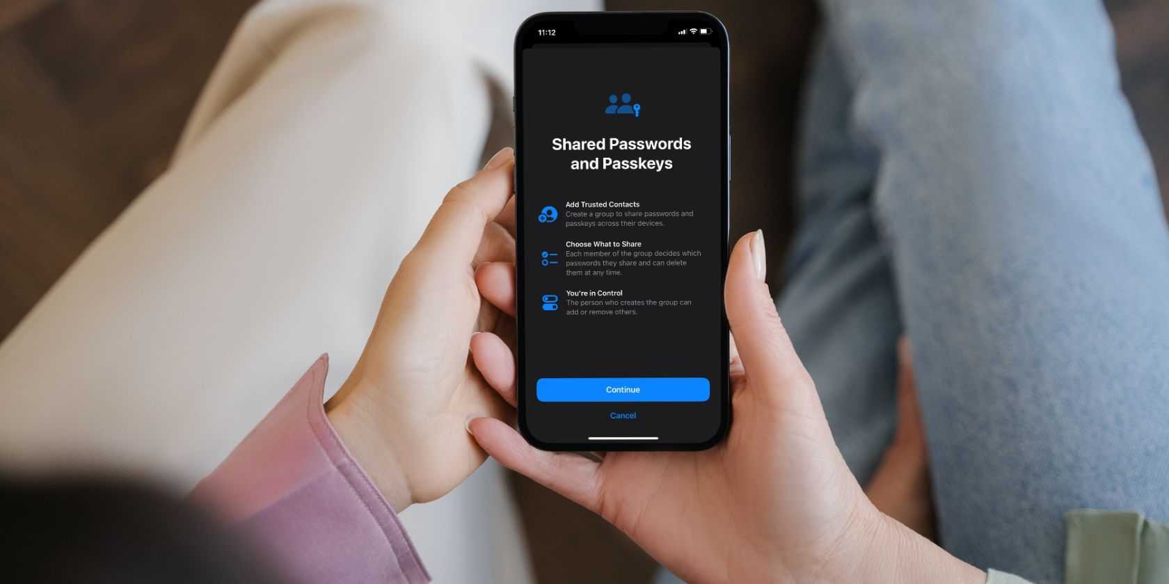 نمایش ویژگی گذرواژه‌ها و کلیدهای اشتراک‌گذاری شده در یک iPhone