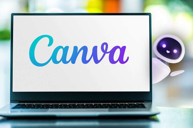 شخصیت رباتیک هوشمند پشت لپ‌تاپ که لوگوی Canva را نمایش می‌دهد