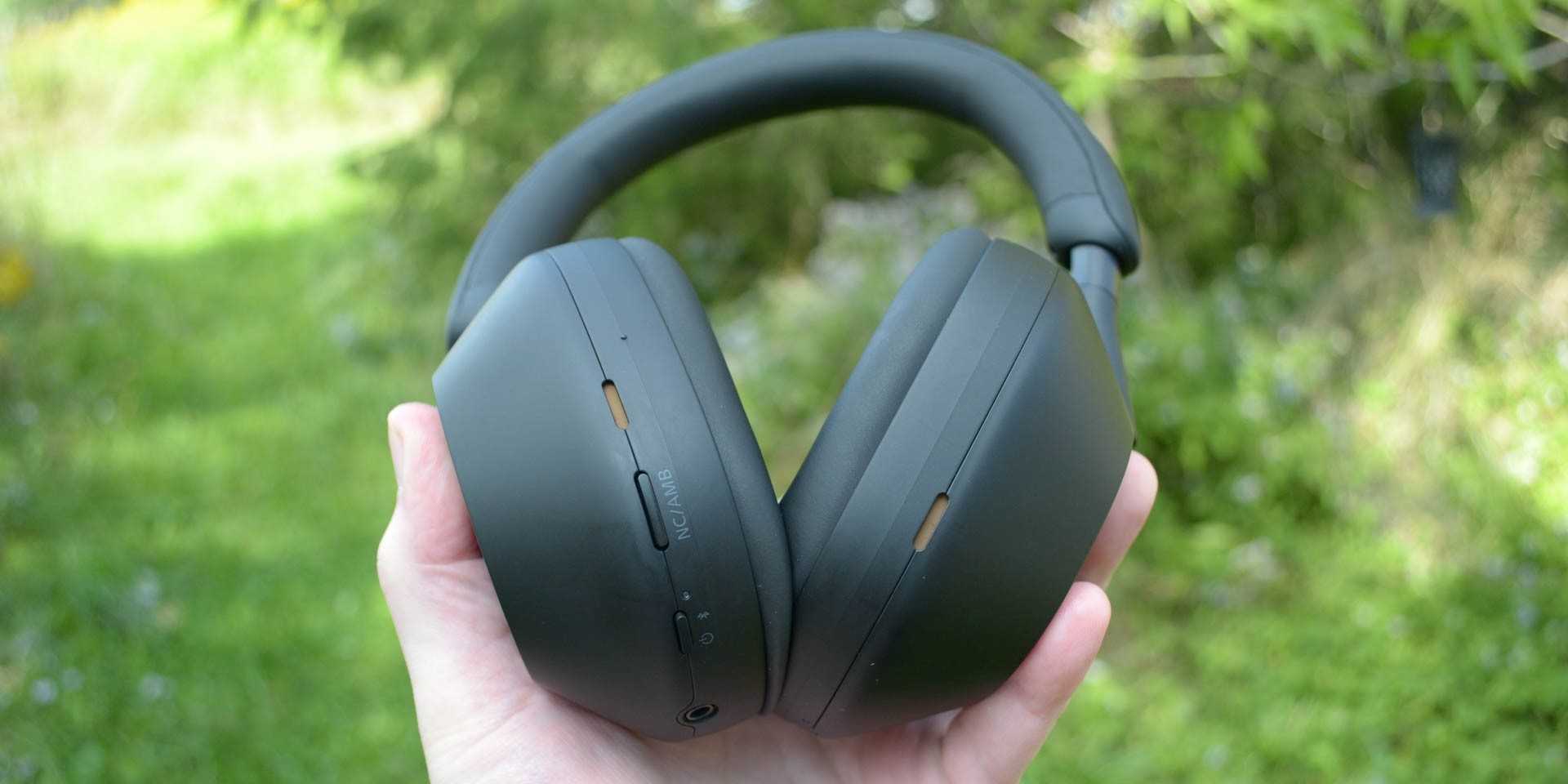 هدفون Sony WH-1000XM5 در دست