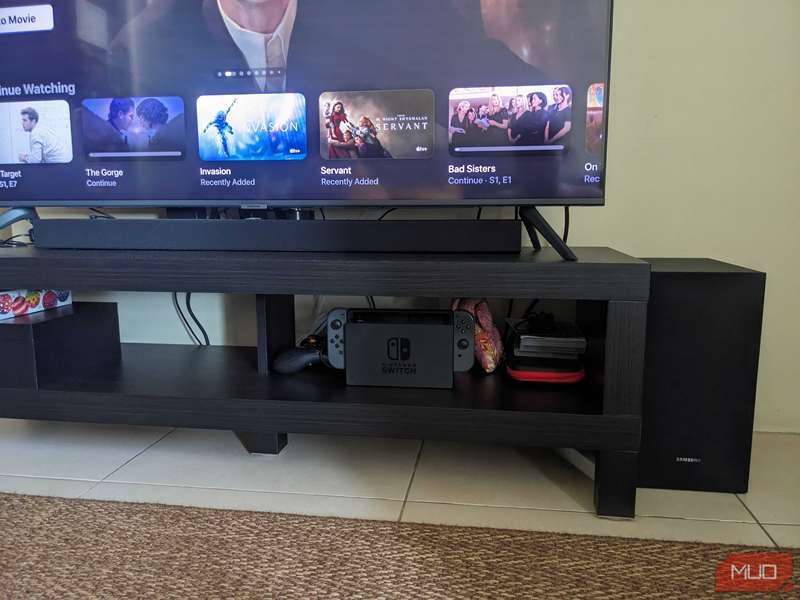 یک ساندبار و ساب ووفر در جهت جلو