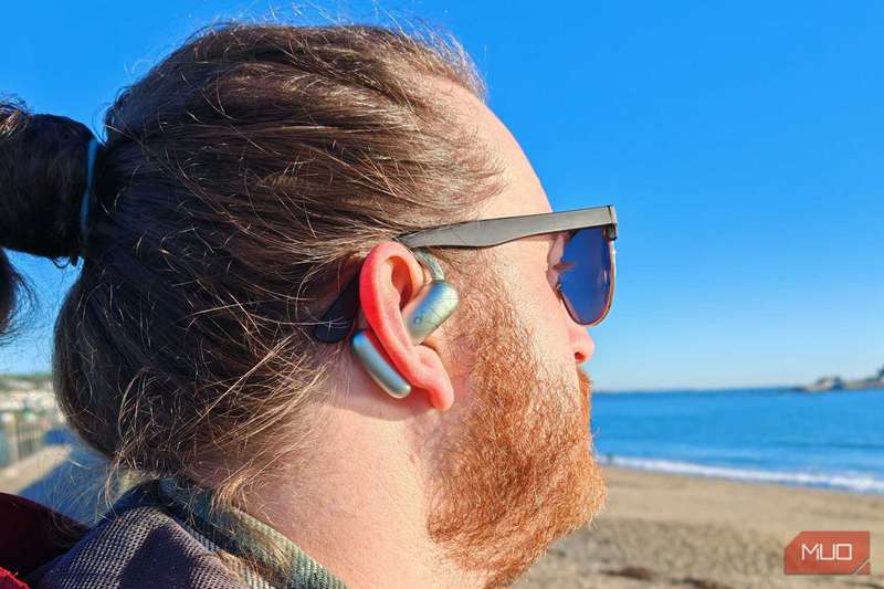 هدفون‌های soundcore aerofit 2 که توسط یک مرد پوشیده شده‌اند
