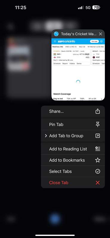 لمس طولانی و نگه داشتن یک تب برای دسترسی به گزینه افزودن تب به گروه در Chrome بر روی آیفون.