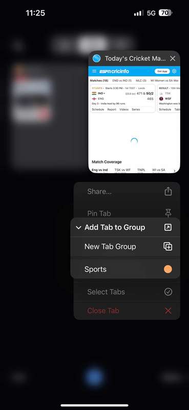 انتخاب یک گروه تب برای افزودن یک تب به آن در Chrome بر روی آیفون.