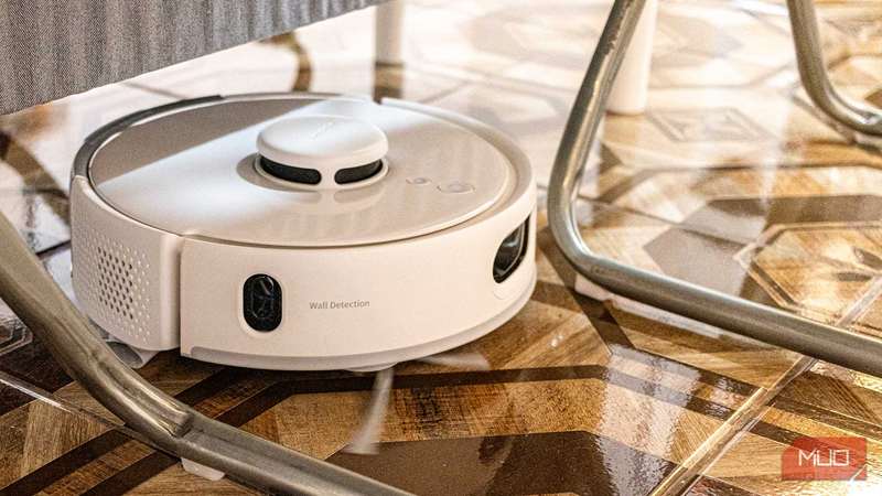 SwitchBot Mini Robot Vacuum K10+ Pro در حال کار زیر میز ناهارخوری