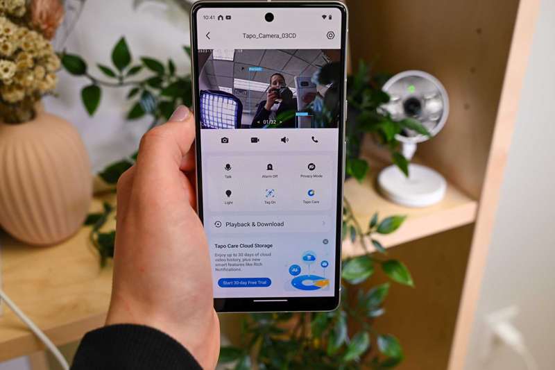 صفحه اصلی دوربین امنیتی Tapo روی تلفن همراه در دست