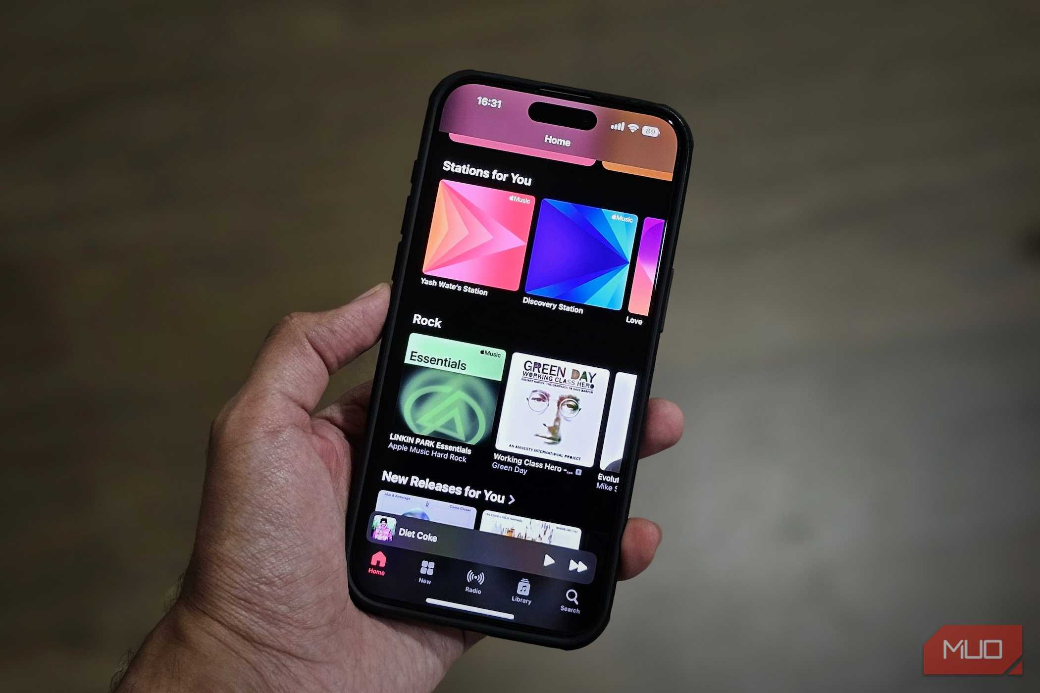 برگه خانه در برنامه Apple Music در یک آیفون.