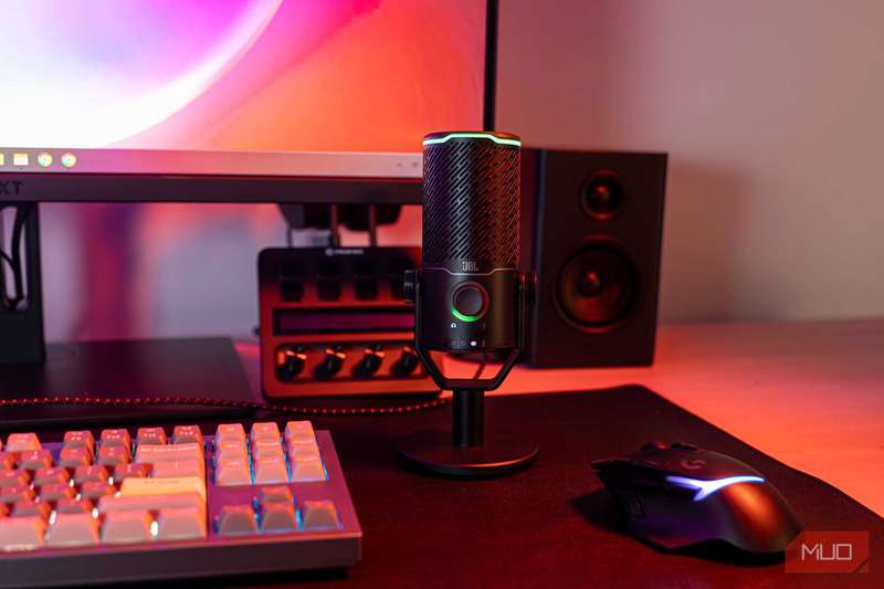 JBL Quantum Stream Studio روی میز کنار کیبورد