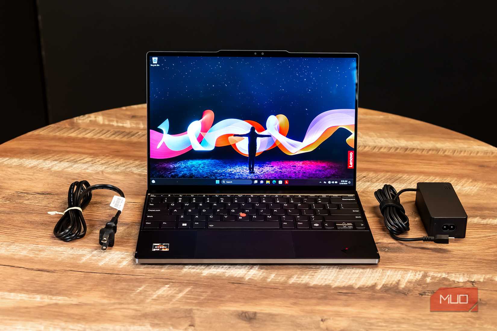 Lenovo Z13 Gen 2 با شارژر خود