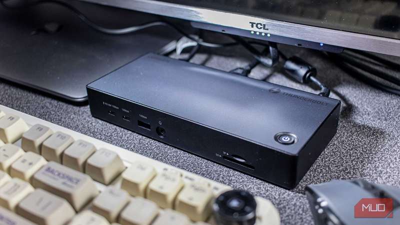 Ugreen Revodok Max 313 روی میز