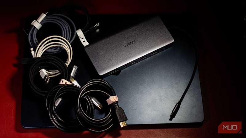 Ugreen Revodok Pro 313 با کابل‌ها