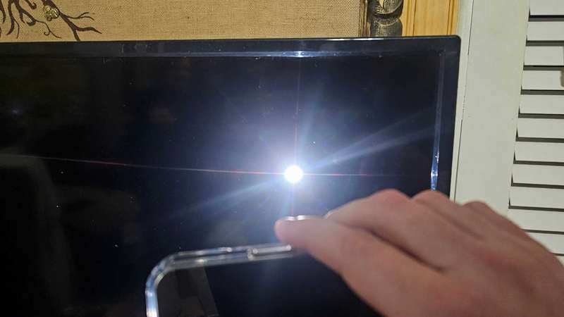 استفاده از نور‌قلمکی برای آشکار کردن تصویر روی صفحه سیاه تلویزیون Roku