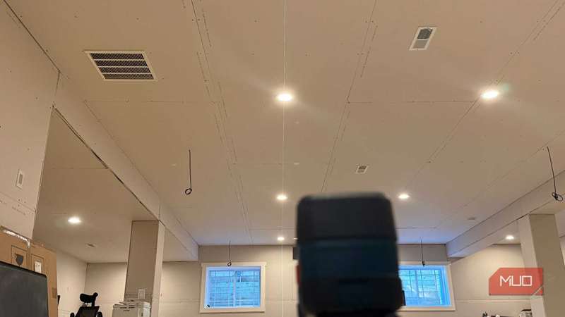 پوشش لیزر سبز عمودی می تواند در سقف چراغ ها