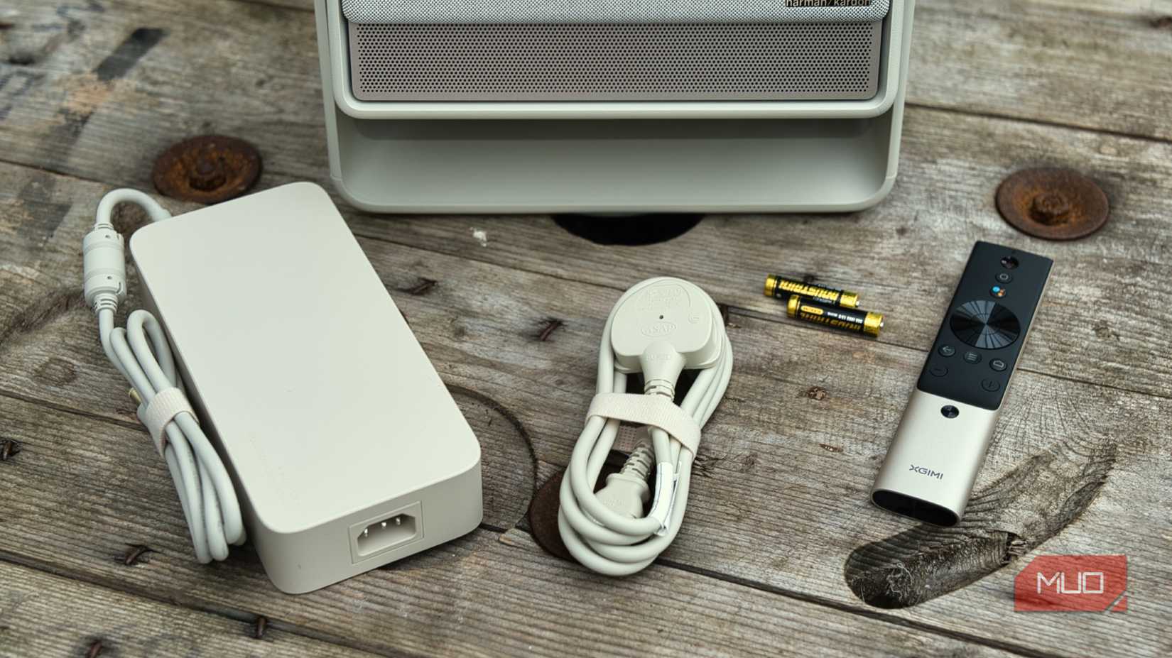 XGIMI Horizon S Max Review - لوازم جانبی چیده شده