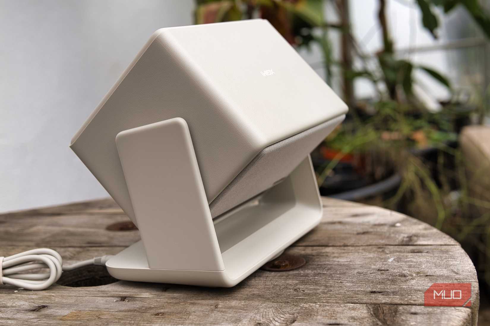 XGIMI Horizon S Max Review - نمای جانبی به سمت پایین