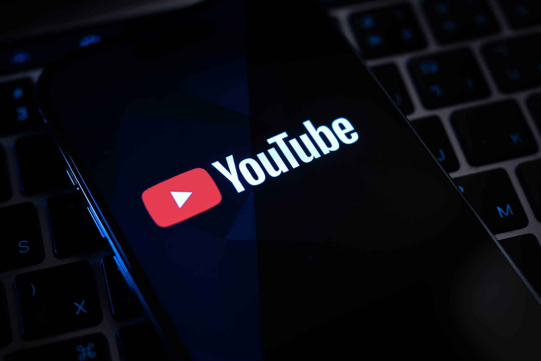 لوگوی یوتیوب روی صفحه‌نمایش گوشی هوشمند