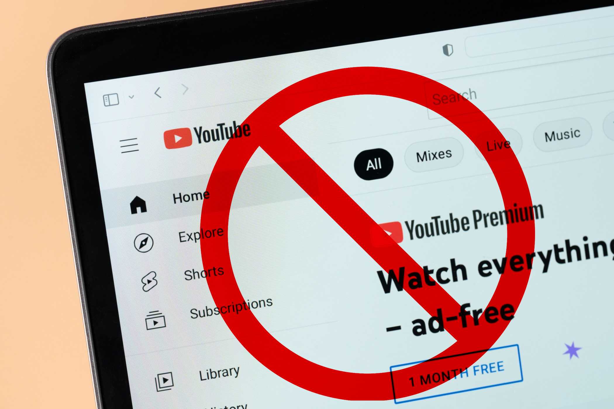 صفحه YouTube Premium بر روی لپ‌تاپ با آیکون X قرمز پوشانده‌شده