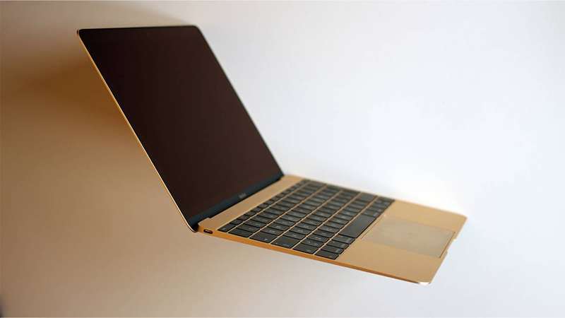 MacBook ۱۲ اینچ روی میز سفید