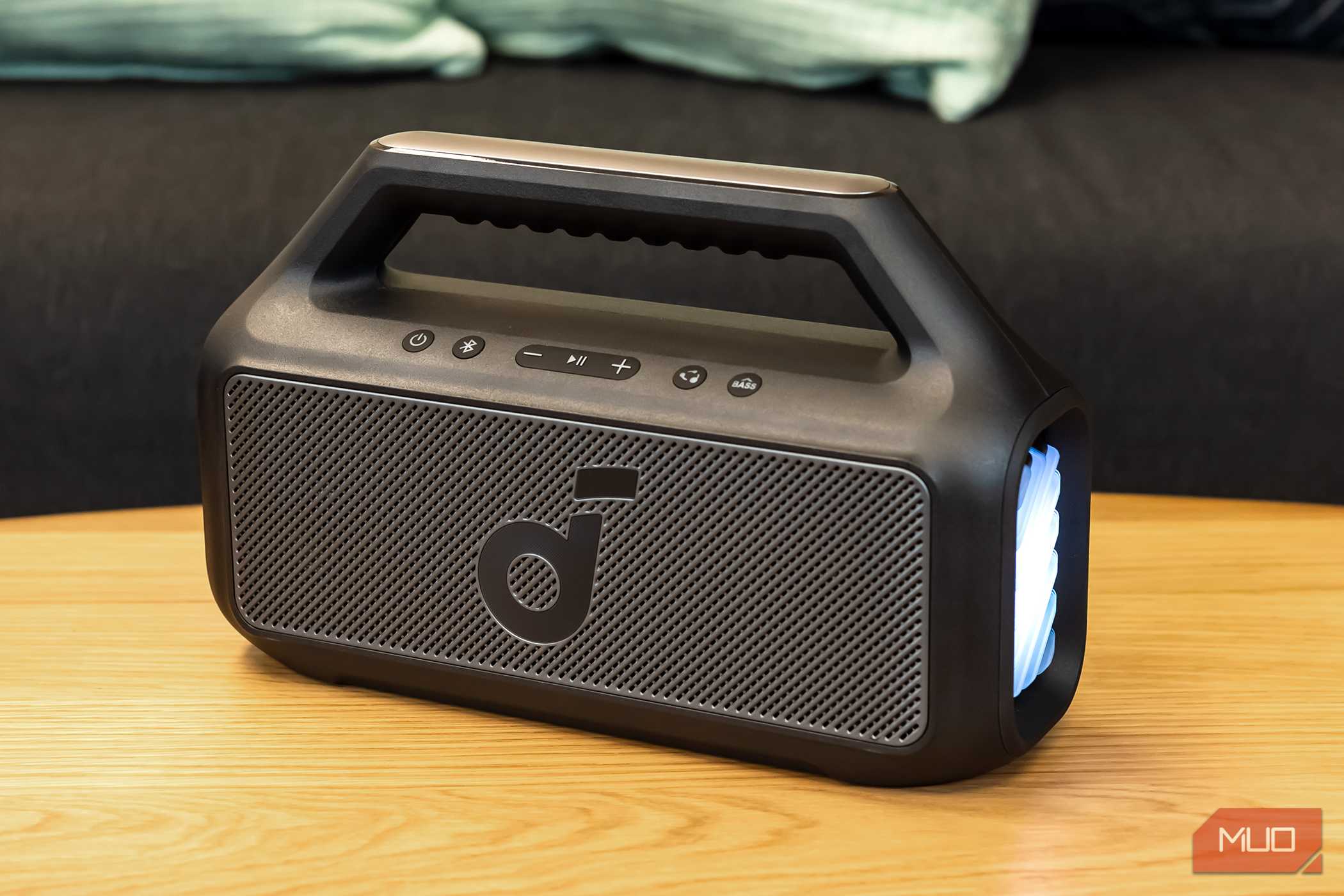 نمای زاویهای Soundcore Boom 2 روی میز