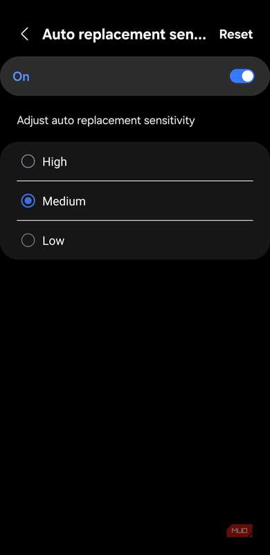 حساسیت جایگزینی خودکار را پایین ببرید تا تصحیح‌های خودکار تند کمتر شود.