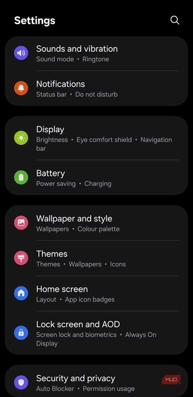 صفحه اصلی تنظیمات با گزینه‌های صدا، نمایش و باتری