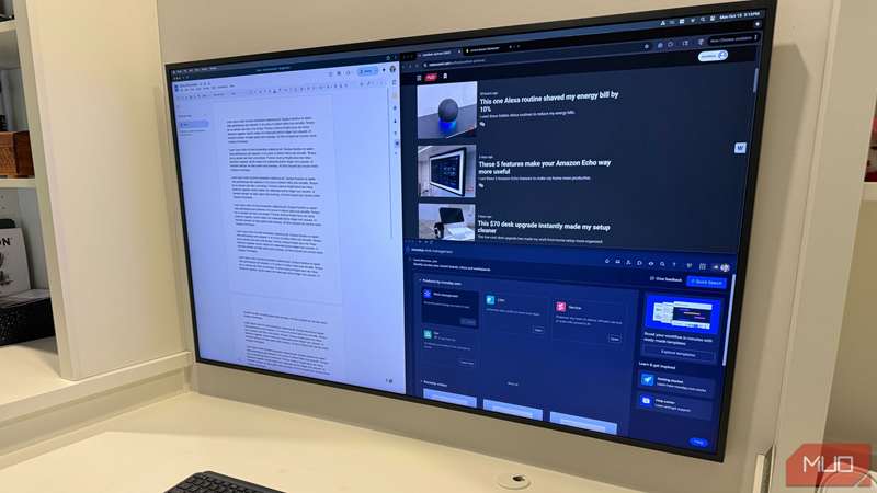 تلویزیون سامسونگ فریم ۵۵ اینچی با ۳ پنجره باز در macOS