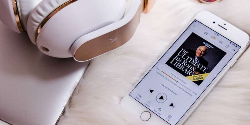 Audible در iPhone کنار یک جفت هدفون