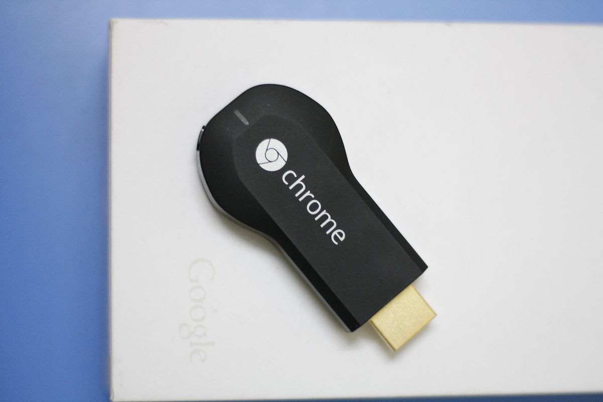 دونگل گوگل Chromecast روی میز