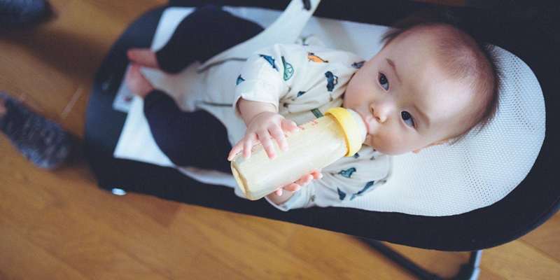 نوزاد در حال نوشیدن شیر