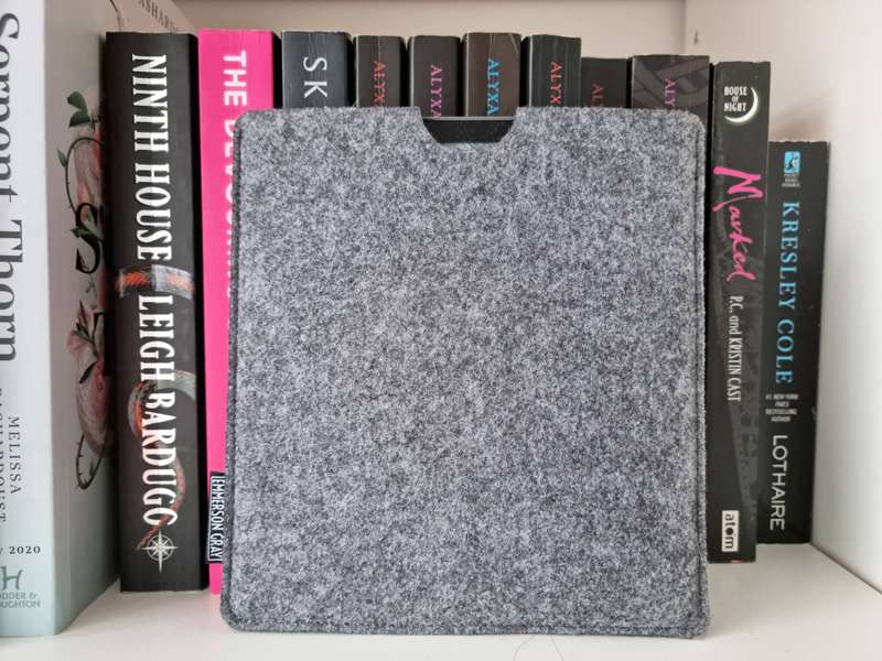 کیندل در کیف پارچه‌ای