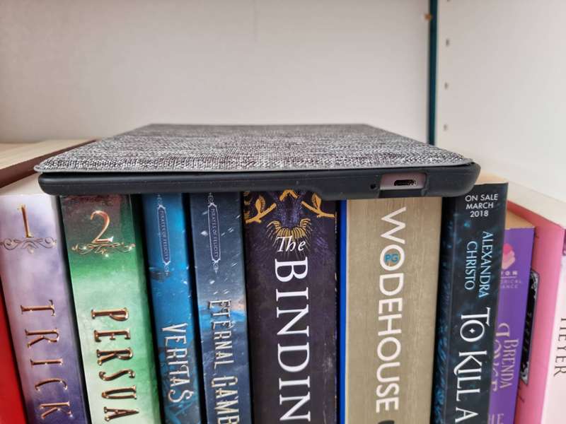 کیندل در حالت جانبی داخل کیس