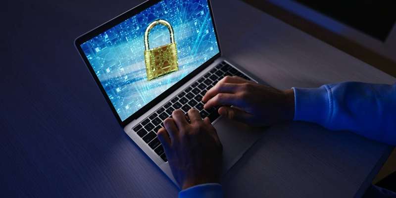 مرد آفریقایی-امریکایی که در شب از مکبوک پرو استفاده میکند