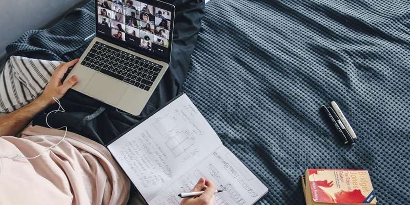 شخصی که در کلاس آنلاین مطالعه می‌کند