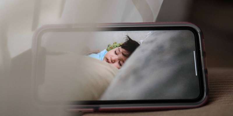 صفحه موبایل با نوزاد در حال خواب