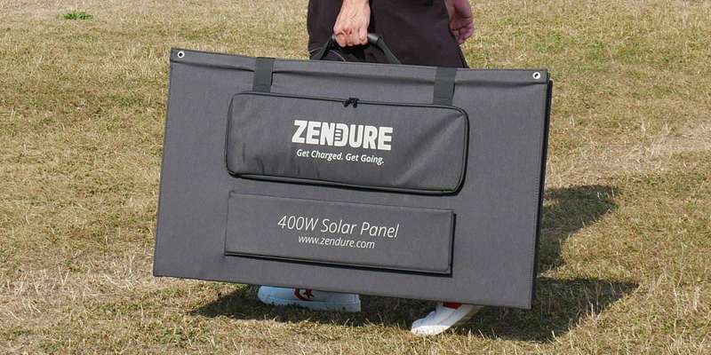 مردی که پنل خورشیدی قابل حمل 400W زندور را در دست چپ حمل می‌کند