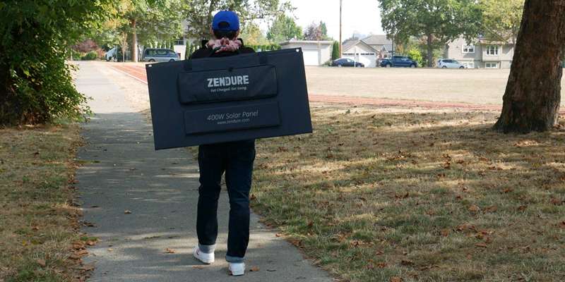 پنل خورشیدی 400W زندور مردی که پنل خورشیدی قابل حمل را روی پشت خود حمل می‌کند