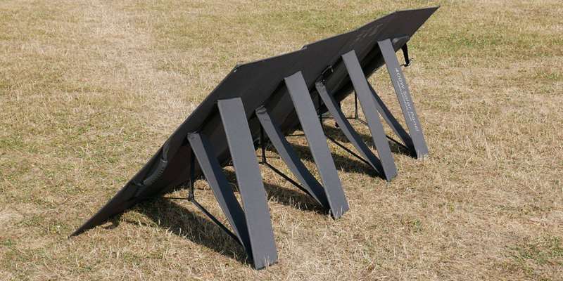 نمای پشت و کناری پنل خورشیدی 400W زندور ایستاده