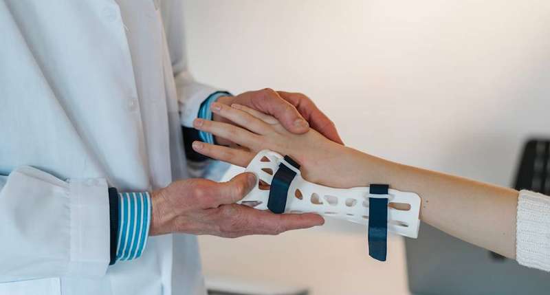 دکتر که اسپلینتی روی دست بیمار می‌گذارند