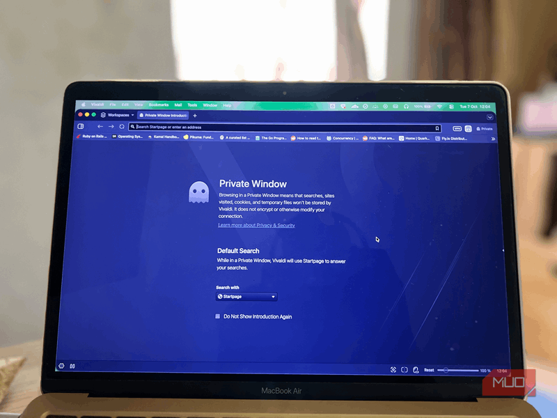 یک مک‌بوک ایر باز که صفحهٔ پنجرهٔ خصوصی مرورگر Vivaldi را نمایش می‌دهد