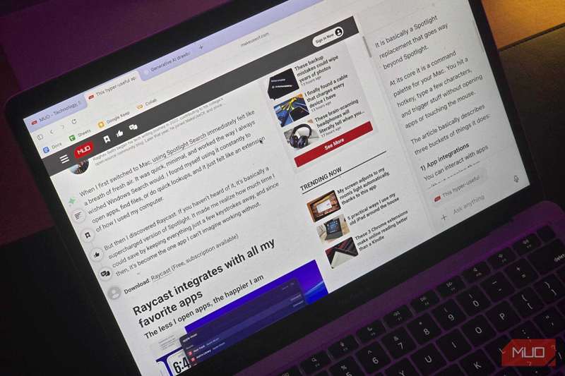 یک مک‌بوک با مقاله‌ای از MakeUseOf که در ChatGPT Atlas باز است