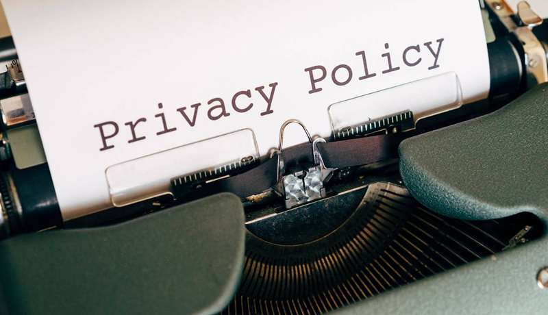 برگهٔ سفید در یک تایپ‌ ماشین