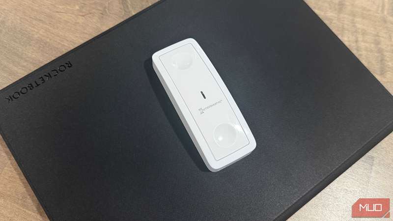 سوئیچ سطحی Intermatic ABRA روی میز