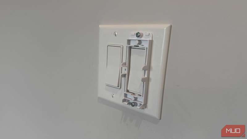 پلیت اسنپ سوئیچ سطحی ABRA نصب شده روی پوشش سوئیچ