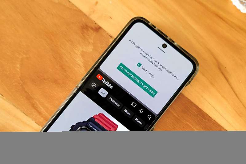 Ad Skipper و برنامه یوتیوب باز در حالت تقسیم بر روی سامسونگ گلکسی Z Flip 6