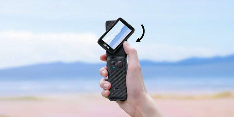 شخصی که صفحه نمایش SJCAM C400 را می‌چرخاند.