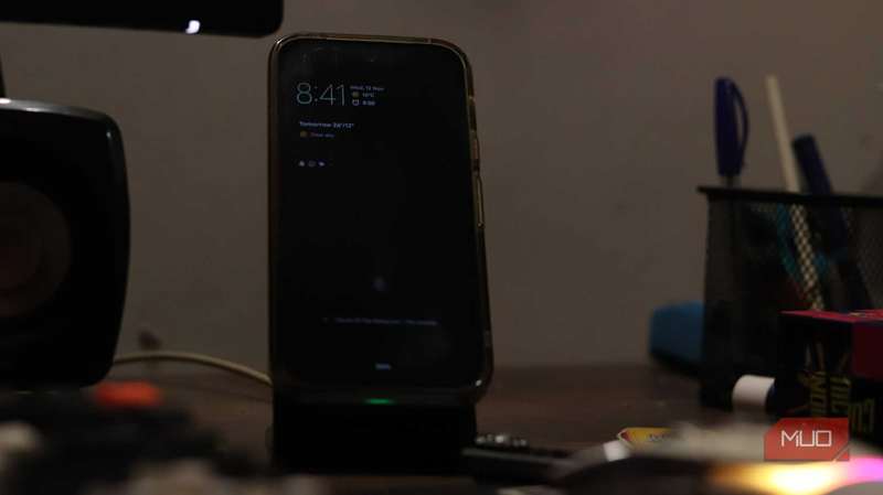 نمایش همیشه روشن روی پایهٔ گوشی