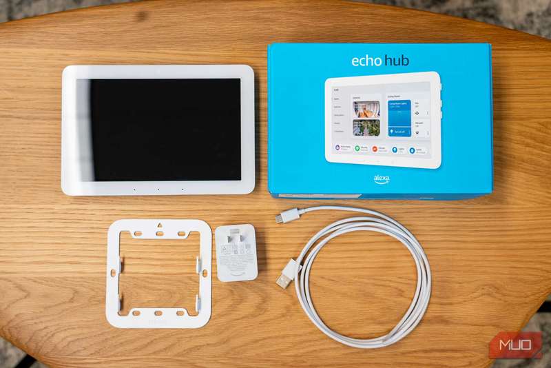 محتویات جعبهٔ آمازون اِکو هاب