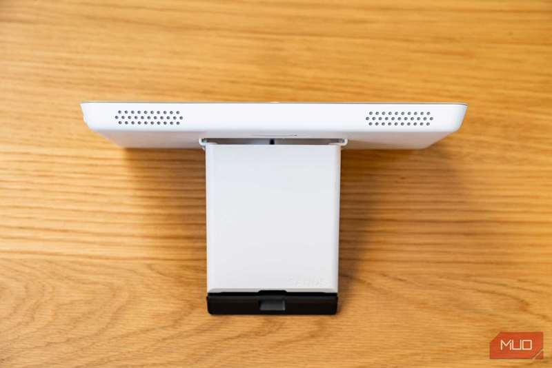 آمازون اِکو هاب همراه با پایه