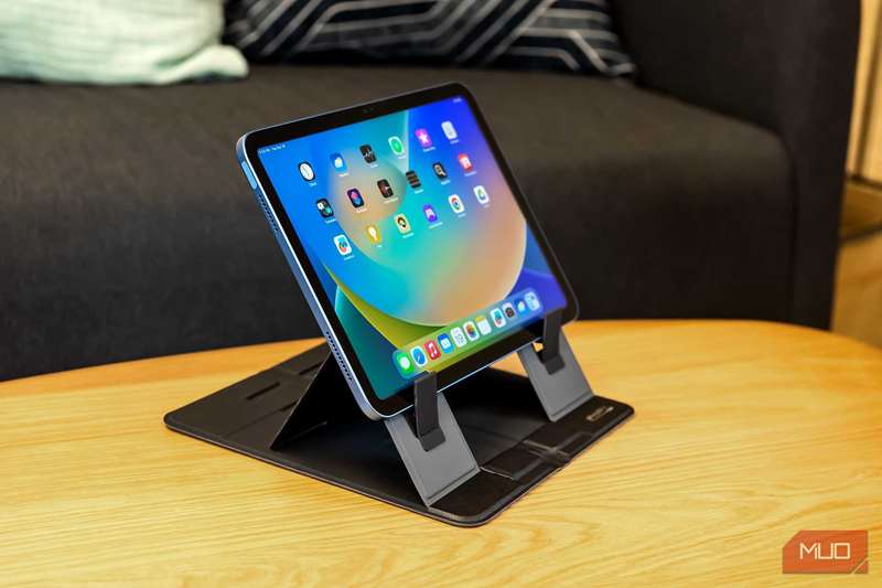 آی‌پد روی پایه تاشو Plugable PT STANDX