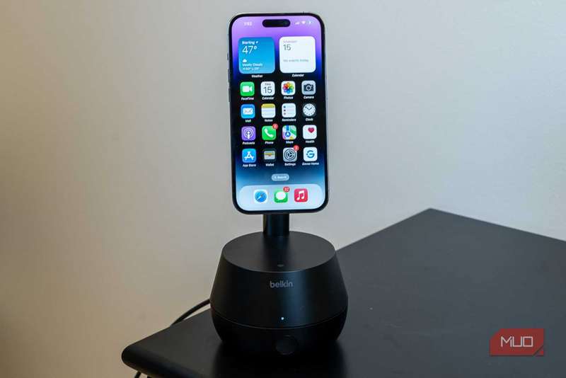 آیفون در حال شارژ توسط بلکین خودردیابی استند Pro