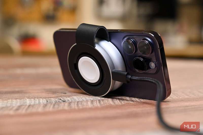 یک iPhone که از Twelve South Butterfly به‌عنوان پایه استفاده می‌کند